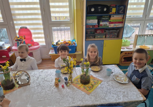 dzieci uczestniczą w świątecznym obiedzie