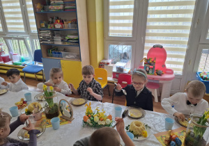 dzieci uczestniczą w świątecznym obiedzie