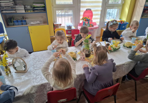 dzieci uczestniczą w świątecznym obiedzie