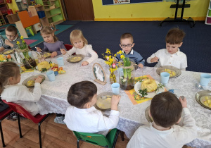 dzieci uczestniczą w świątecznym obiedzie
