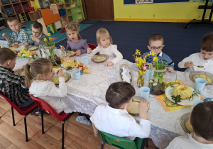 dzieci uczestniczą w świątecznym obiedzie