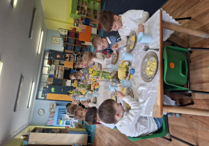 dzieci uczestniczą w świątecznym obiedzie