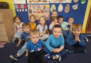 dzieci ubrane na niebiesko pozują do zdjęcia