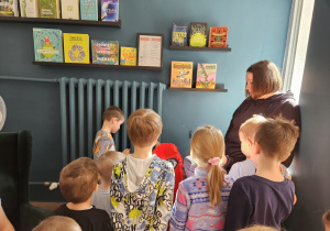 Dzieci zwiedzają bibliotekę.