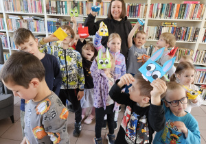 Wspólne zdjęcie wszystkich dzieci wraz z wykonanymi pracami plastycznymi.