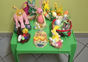 Wszystkie prace plastyczno - techniczne znajdujące się na stoliku.