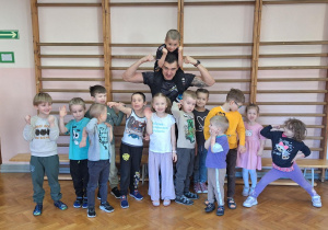 Wspólne zdjęcie wszystkich dzieci i taty Ignasia.