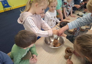 dzieci przygotowują podwieczorek z różnych produktów