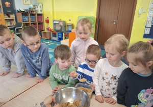 dzieci przygotowują podwieczorek z różnych produktów