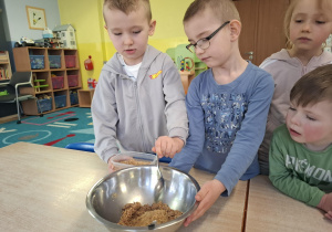 dzieci przygotowują podwieczorek z różnych produktów