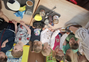 dzieci przygotowują podwieczorek z różnych produktów