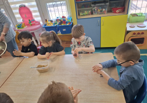 dzieci przygotowują podwieczorek z różnych produktów