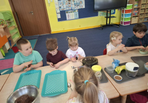 dzieci przygotowują podwieczorek z różnych produktów