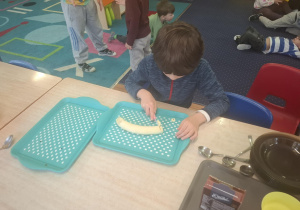 dzieci przygotowują podwieczorek z różnych produktów