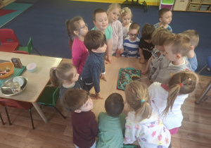 dzieci przygotowują podwieczorek z różnych produktów