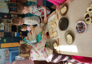 dzieci przygotowują podwieczorek z różnych produktów