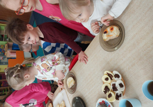 dzieci przygotowują podwieczorek z różnych produktów