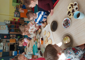 dzieci przygotowują podwieczorek z różnych produktów