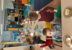 dzieci przygotowują podwieczorek z różnych produktów