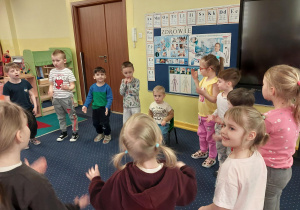 chłopiec świętuje urodziny, dzieci składają mu życzenia