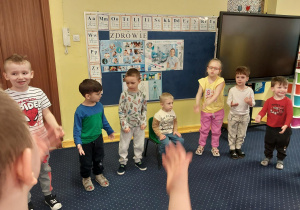 chłopiec świętuje urodziny, dzieci składają mu życzenia