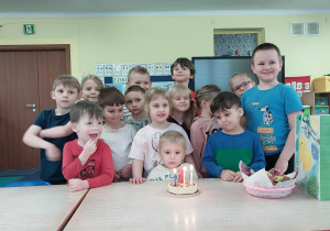 chłopiec świętuje urodziny, dzieci składają mu życzenia