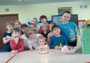 chłopiec świętuje urodziny, dzieci składają mu życzenia