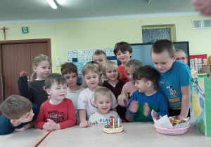 chłopiec świętuje urodziny, dzieci składają mu życzenia