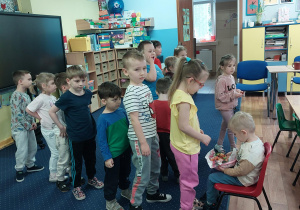 chłopiec świętuje urodziny, dzieci składają mu życzenia