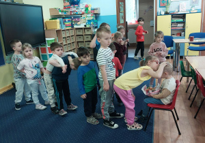 chłopiec świętuje urodziny, dzieci składają mu życzenia