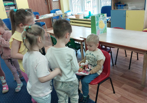 chłopiec świętuje urodziny, dzieci składają mu życzenia