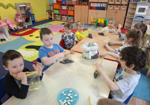 dzieci zakładają hodowle roślin