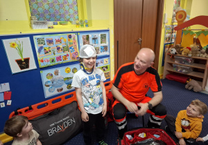 ratownik medyczny z wizytą u dzieci z grupy 2, dzieci poznają zawód ratownika medycznego, uczą się pierwszej pomocy