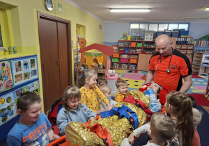 ratownik medyczny z wizytą u dzieci z grupy 2, dzieci poznają zawód ratownika medycznego, uczą się pierwszej pomocy