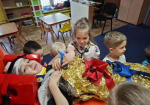 ratownik medyczny z wizytą u dzieci z grupy 2, dzieci poznają zawód ratownika medycznego, uczą się pierwszej pomocy