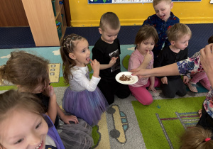 Dzieci smakują kakao.