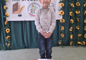Chłopiec prezentuje swój wiersz.