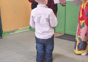 Chłopiec odbiera nagrodę za udział w konkursie.