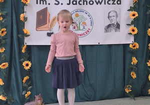 Dziewczynka prezentuje swój wiersz.