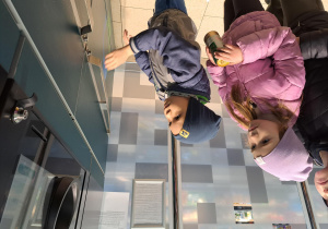 dzieci stoją przed butelkomatem