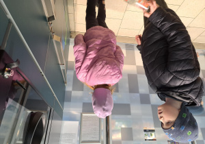 dzieci stoją przed butelkomatem