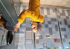 dzieci stoją przed butelkomatem