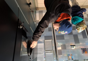 dzieci stoją przed butelkomatem