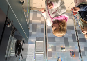 dzieci stoją przed butelkomatem