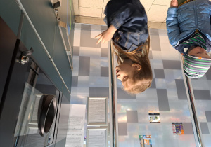 dzieci stoją przed butelkomatem