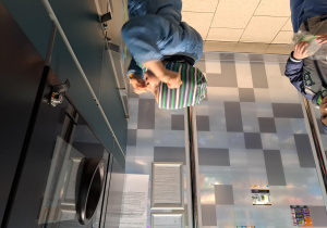 dzieci stoją przed butelkomatem