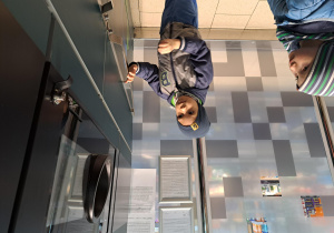 dzieci stoją przed butelkomatem