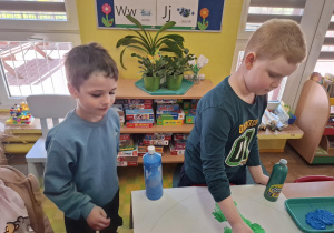 dzieci malują plakat na dzień ziemi