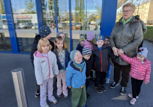 dzieci stoją przed sklepem