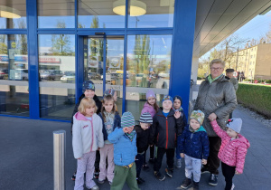 dzieci stoją przed sklepem